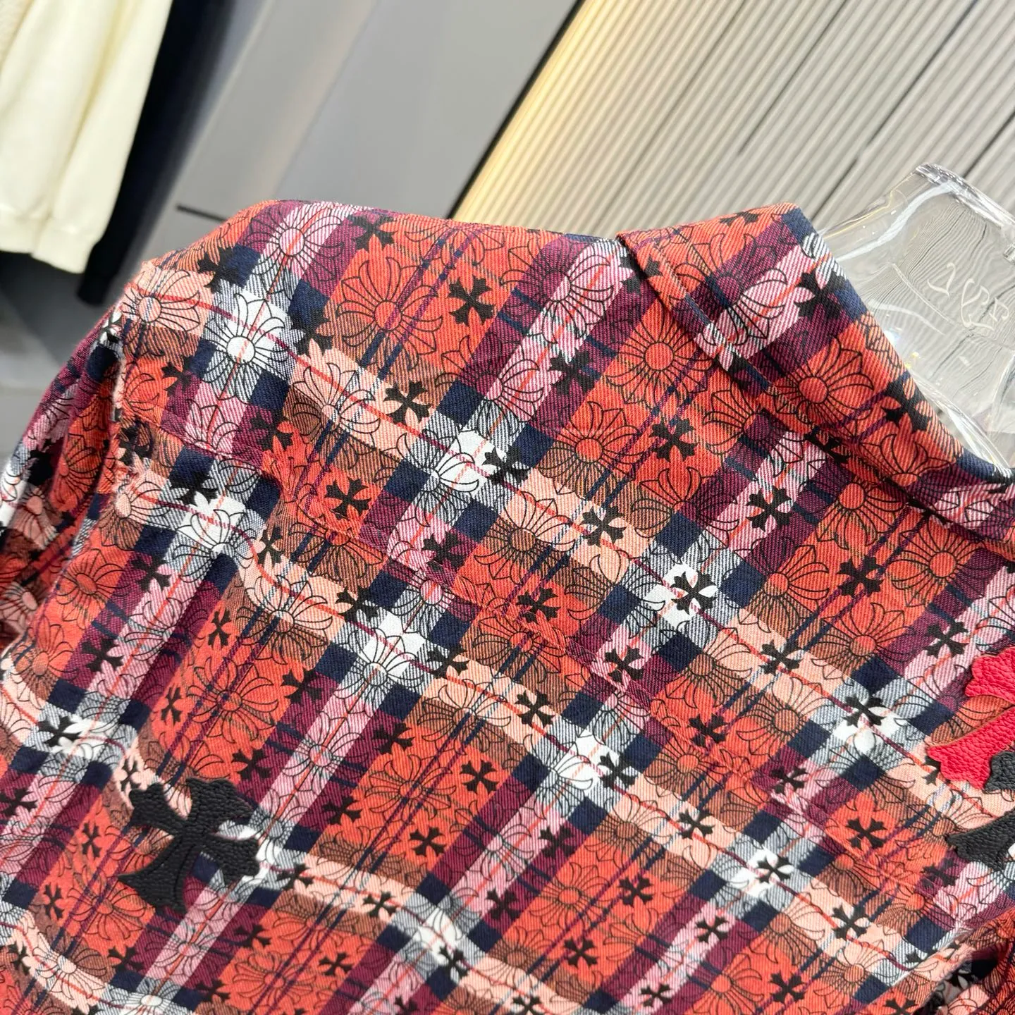 🅿️290 new arrival🆕 CH Crow Heart Horseshoe printing technology with hardware fasteners | Mid-length shirt jacket with lapel, horseshoe logo woven; letter logo buttons, the upper body effect is straight and stylish; cuff buttons are all cross buttons, and the inside is hemmed; noteworthy details are closed, the square mark on the hem must be a three-line motorcycle, not a flat machine sewing. A single piece is overweight. This quality is only available in red. Color: picture color. Size: S-xxl.